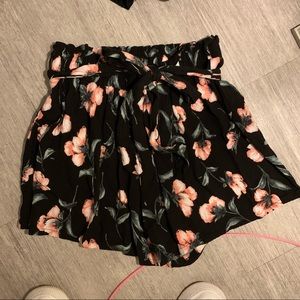 Tie black and flower shorts